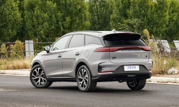 Цены на BYD 2025 года выпуска варьируются от 179 800 до 207 800 юаней (2,44–2,82 млн рублей) и представлены в четырёх вариантах: