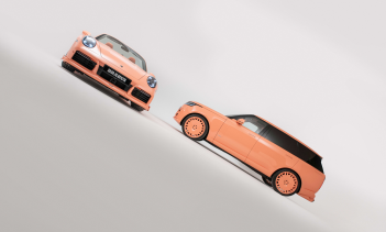 Почти все элементы кузова 900-й модели выполнены в новой цветовой гамме Peetch. Единственные неокрашенные детали — карбоновые накладки на бамперах. Автомобиль получил уникальную комбинацию заднего спойлера и диффузора, а также 22-дюймовые задние и 21