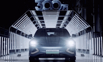 Недавно выпущенный 10-миллионный автомобиль — это Denza Z9. Его владелец — Фэн Цзи, основатель и генеральный директор Game Science и продюсер популярной игры Black Myth: Wukong. В этом году компания BYD заключила партнёрство с Game Science, чтобы ста