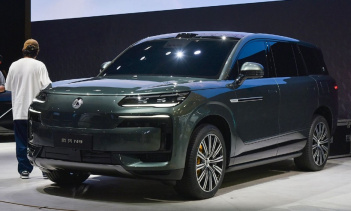 В автомобиле три ряда сидений, есть 50-дюймовый дисплей HUD и 17,1-дюймовый потолок. Также в машине установлен холодильник объёмом 11,5 литров.