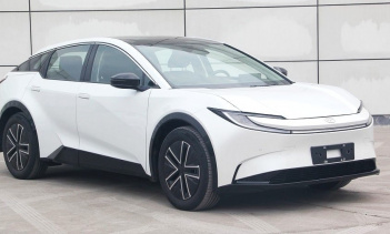 Для автомобиля предлагается 8 вариантов внешнего вида, благодаря 5 основным цветам кузова, три из которых доступны в двухцветном исполнении: область над линией окон окрашена в чёрный цвет. Цвета: чёрный, белый, серый, оранжевый и красный.