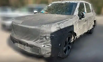 Мы можем взглянуть на интерьер автомобиля, который известен под кодовым названием L946. Ожидается, что продажи стартуют до конца третьего квартала 2025 года, а дебют состоится на автосалоне в Шанхае в апреле.