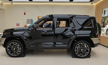 Tank 700 Hi4-T — это крупногабаритный внедорожник длиной 5,11 метра, шириной 2,12 метра (с учётом зеркал заднего вида) и высотой около 2 метров. Внушительные габариты автомобиля, включая 3-метровую колёсную базу, обеспечивают его надёжную конструкцию