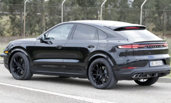 Третье поколение Porsche Cayenne вышло на рынок ещё в 2017 году, а в 2023-м, как мы думали, его обновили до среднего уровня. Однако новые шпионские снимки тестирования купе Cayenne говорят о том, что популярный внедорожник скоро ждёт ещё одно обновле