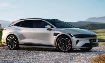 Компания Зикр не раскрывает других подробностей о 007 GT, кроме опубликованных фотографий нового серебристого универсала. На снимках видно, что у автомобиля появились рейлинги на крыше, а D-образная стойка плавно переходит в заднее стекло. Поскольку 