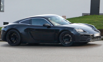 Компания Porsche тестирует новое поколение спортивного автомобиля Cayman. Как и родственный ему Boxster, он откажется от бензинового двигателя в пользу электрического. Учитывая, что автомобиль с открытым верхом будет представлен в конце этого года ил