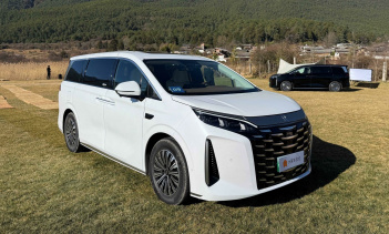 По данным автопроизводителя, в Китае за месяц продали более 10 000 гибридных минивэнов BYD Xia