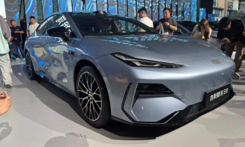 Топовая версия Galaxy E8 оснащена интеллектуальной системой вождения Haohan, разработанной компанией Zeekr, с лидарным датчиком на крыше.