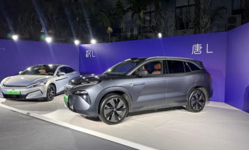 Компания BYD выпустила зарядные устройства мощностью 1000 кВт со скоростью 10C, что увеличивает дальность действия на 2 км в секунду