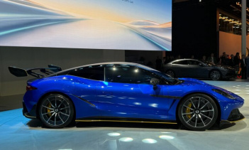 Denza Z — это четырёхместное купе, оснащённое передовыми технологиями BYD. Ожидается, что в будущем эти технологии будут внедрены и в другие модели Denza. Denza Z может составить конкуренцию Porsche 911.