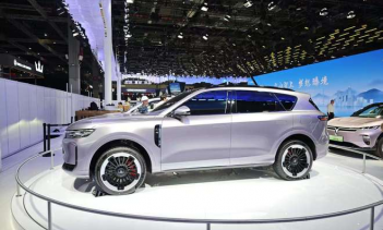 Дизайн Voyah FREE+ разработан в соответствии с концепцией «городской эстетики света и тени». Он сочетает в себе практичность семейного автомобиля и индивидуальный стиль. Экстерьер выполнен в более чистой и унифицированной цветовой гамме кузова, допол