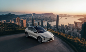 Особенность модели — куполообразное лобовое стекло Star Fall, чувствительное ко льду. У него самая большая видимая область в Китае — 1613 х 1620 мм. Конструкция обеспечивает широкий обзор: 180° по горизонтали и 106° по вертикали.