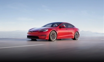 Model S загорелась после ДТП, погибли три человека