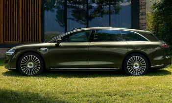 14 июля компания Stelato официально представила изображения своего нового универсала Stelato S9T, окрашенного в «Зелёный цвет Страны чудес»