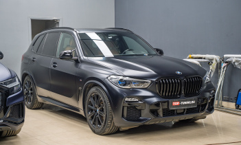 Полировка защитной пленки на лобовом стекле BMW X5 G05 в Топ Тюнинг Москва