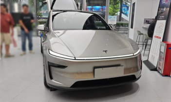 ModelY L призвана завоевать сегмент быстроразвивающегося китайского рынка семейных внедорожников. Она предлагает шестиместную компоновку «2+2+2», полный привод и бесступенчато регулируемые амортизаторы. Запас хода по стандарту CLTC составляет 751 км,