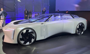 Vision Xpectra — это четырёхместный автомобиль. Дизайн выполнен в стиле «Energy Force». Экстерьер отличает лаконичность: чистые панели кузова, широкие рельефные крылья и большая стеклянная кабина. В передней части концепт-кара — фирменные двухэтажные