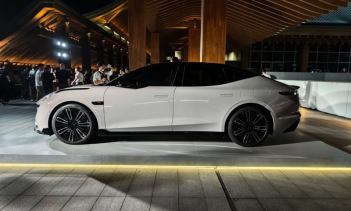 8 сентября компания Geely Lynk & Co официально представила гибридный седан среднего и крупного класса с подключаемым модулем 10 EM-P