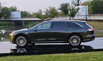 Стартовая цена автомобиля в комплектации Max — 309 800 юаней (около 3,65 млн рублей).