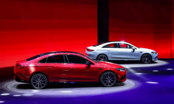 Дизайн электрического CLA с удлинённой колёсной базой сохраняет эстетику стандартной модели. Передняя панель украшена большой трапециевидной решёткой радиатора со светящимися логотипами бренда, включая центральную звезду Mercedes-Benz. Передние и зад