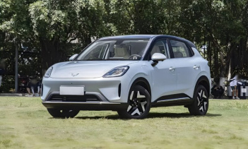 Компания SAIC-GM-Wuling (SGMW) официально выпустила Binguo S (на некоторых рынках — Bingo S) — новый компактный электромобиль