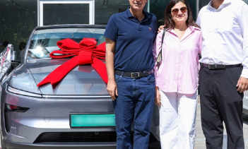 Tesla официально начала поставки в Индию. 27 сентября 2025 года глобальный вице-президент компании Грейс Тао сообщила, что все автомобили первой партии произведены на шанхайском заводе Gigafactory.