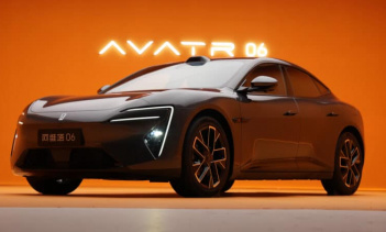 В Китае загорелся электрический седан Avatr 06 (совместный проект компаний Changan, Huawei и CATL), в результате чего пострадали ещё семь находившихся поблизости автомобилей