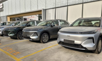 Гибридная система Geely Thor EM-i объединяет 1,5-литровый атмосферный двигатель, электромотор и трансмиссию 11-в-1 E-DHT.