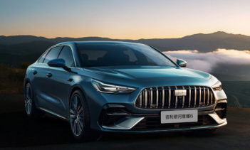 Новый автомобиль продолжает дизайн серии Starshine бренда, имеет почти 5-метровый кузов и оснащен новым поколением гибридной системы Geely NordThor AI hybrid 2.0.