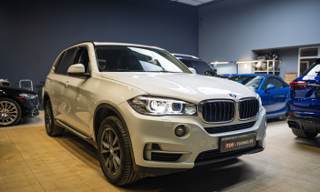 110401 Тюнинг фар BMW X5 F15 – замена би-ксенона на светодиодные модули MaxBeam 2.0