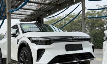 Рестайлинг сосредоточился исключительно на внешнем дизайне. Линия крыши и лидарный модуль остались без изменений. Это может означать, что обновления оборудования на шпионских снимках не видны.