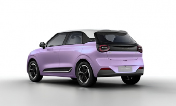 Официальные цены начинаются от 59 800 юаней (около 683 000 рублей), но ограниченное время автомобиль можно приобрести по стартовой цене — от 58 800 юаней (примерно 672 000 рублей). Это на 11 000 рублей дешевле, чем стоимость предыдущей модели.