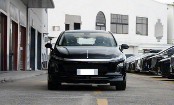 Компания FAW представила версию Hongqi E-QM5 для замены аккумуляторов, стоимость которой начинается с 1 млн рублей в Китае