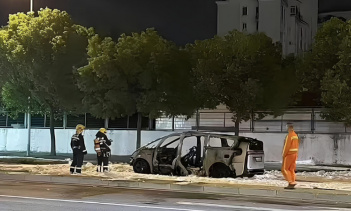 Пожар начался в шасси, где установлена батарея производства CATL, и пламя охватило машину за десять секунд. Компания Li Auto совместно с пожарной службой начала расследование происшествия.