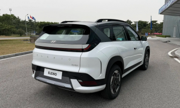 В салоне Hyundai EO — многоуровневый дизайн центральной консоли. Вместо традиционной жидкокристаллической приборной панели используется выносной дисплей на лобовом стекле.