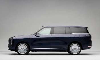 Отличительная особенность — «сверхширокоугольный интеллектуальный проектор», который способен освещать площадь до 8000 квадратных метров (примерно как небольшой стадион).