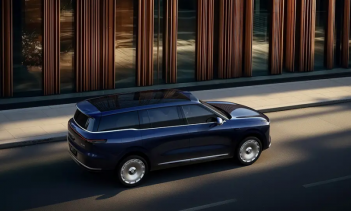 Модель доступна в двух комплектациях по ориентировочной цене 332 800 юаней (около 3,77 млн рублей) и 362 800 юаней (около 4,11 млн рублей).