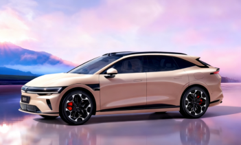 Zeekr 007 GT, который когда-то был лидером продаж бренда, теперь предлагается бесплатно в розовом цвете, поскольку продажи в Китае замедляются