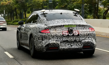 Поводом стали шпионские фотографии, на которых запечатлён прототип с изменённым дизайном передней части и, предположительно, другой компоновкой воздухозаборника. В соцсетях также появились сообщения о том, что модель получит 12 крупных обновлений обо