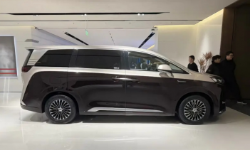 D9 был представлен широкой публике в августе 2022 года. Автомобиль предлагается как в гибридном исполнении (DM?i), так и с питанием от аккумулятора.