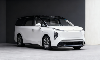 Экстерьер отличается закрытой решёткой радиатора на передней панели и узкими светодиодными фарами.