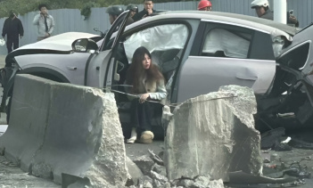 Автомобиль столкнулся с бетонным придорожным ограждением, в результате чего задняя часть машины отделилась от салона.