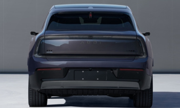 Audi (пишется с заглавной буквы) — новый китайский бренд, который отказался от культового логотипа в виде четырёх колец и специализируется исключительно на электромобилях. На данный момент компания продаёт одну модель — Audi E5 Sportback — элегантный