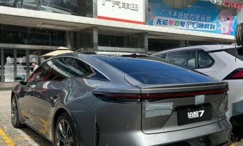 Сзади установлена прозрачная задняя фара сквозного типа и небольшой встроенный спойлер над затемнённой частью бампера. Запланировано семь цветов кузова.