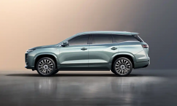 Новая модель, доступная в пяти конфигурациях, предлагается по цене от 135 900 до 167 900 юаней (от 1,48 до 1,83 млн рублей).