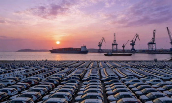 Продажи автомобилей в Китае в первую неделю декабря упали на 32% в годовом исчислении до 297 000 единиц