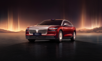 Внутри Voyah Passion L имеет симметричную планировку, отделанную деревом и кожей. В центре расположен 16,1-дюймовый 3K-экран, на котором установлена интеллектуальная система кабины HarmonySpace 5 от Huawei.