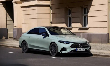 Компания Mercedes-Benz опубликовала технические характеристики гибридного седана CLA 220 2026 года выпуска. В разработке 1,5-литрового рядного четырёхцилиндрового двигателя M252 с турбонаддувом, который производится в Китае, компания сотрудничает с G