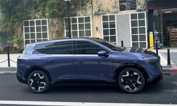 Внутри автомобиля реализована двухэкранная компоновка: есть центральный дисплей и дисплей для пассажиров. Дополнительно установлен дисплей с подсветкой, который создаёт футуристическую атмосферу в салоне.