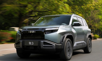 Главные новшества — усовершенствованная силовая установка и дополнительный лидар, расширяющий возможности системы помощи водителю. При этом внешний облик автомобиля остался практически неизменным.